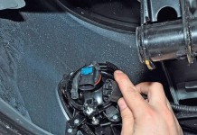 Замена лампы противотуманной фары Lada Priora
