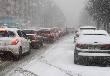 Автомобилистам посоветовали пересесть на общественный транспорт из-за снегопада