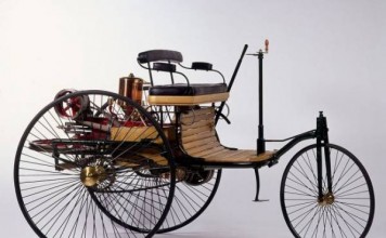 Mercedes-Benz отмечает 130-летие автомобиля