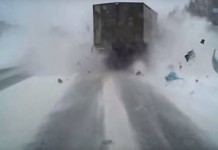 Двое погибших в страшном столкновении легковушки с грузовиком