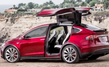 За что владельцы ругают свои Tesla Model X