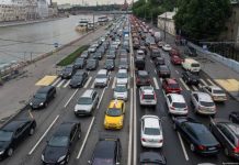 Московские дороги захватили приезжие