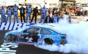 NASCAR: Кевин Харвик выходит в следующий раунд Chase